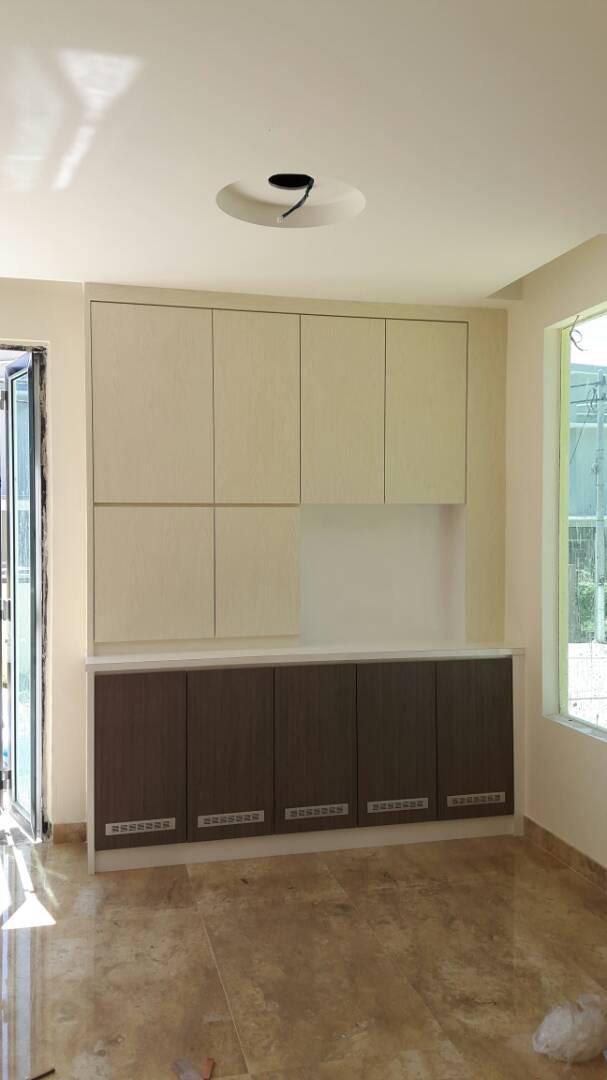 Two-tone fitted storage cabinets