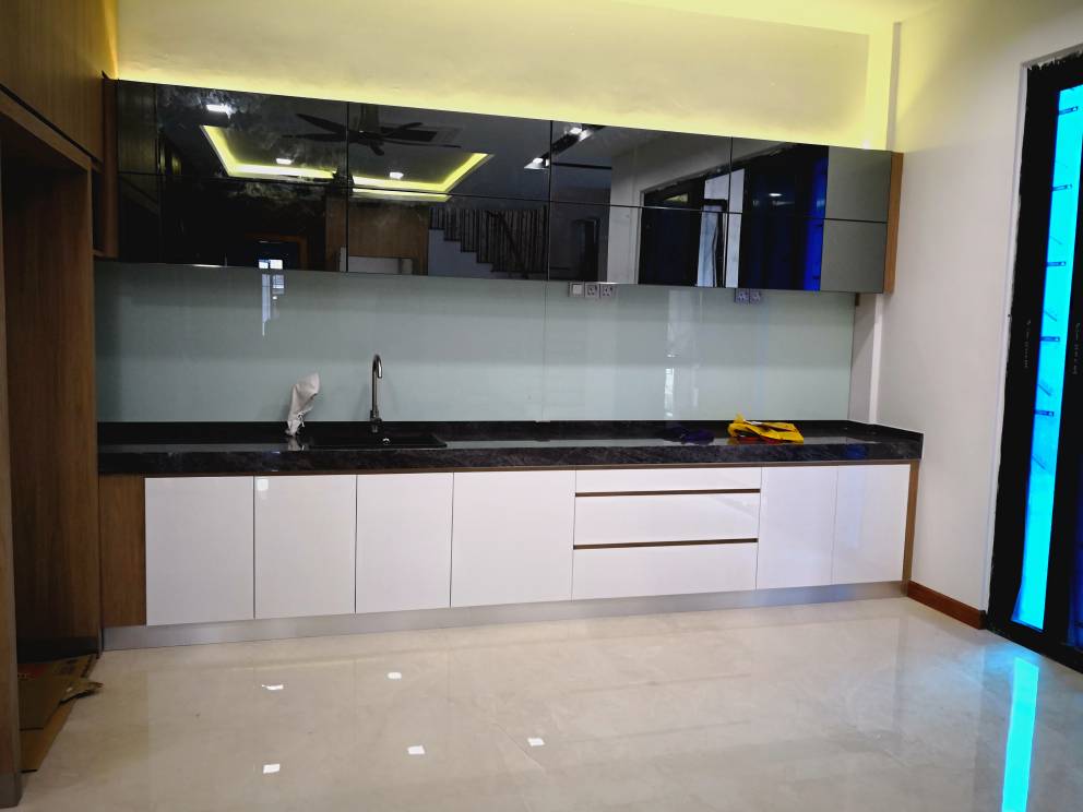 Modern gloss white and black kitchen cabinets